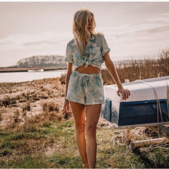 NWT - Volcom Women's Outer Banks X Netflix OBX Sarah Short Sleeve Woven Shirt - Picture 12 of 13